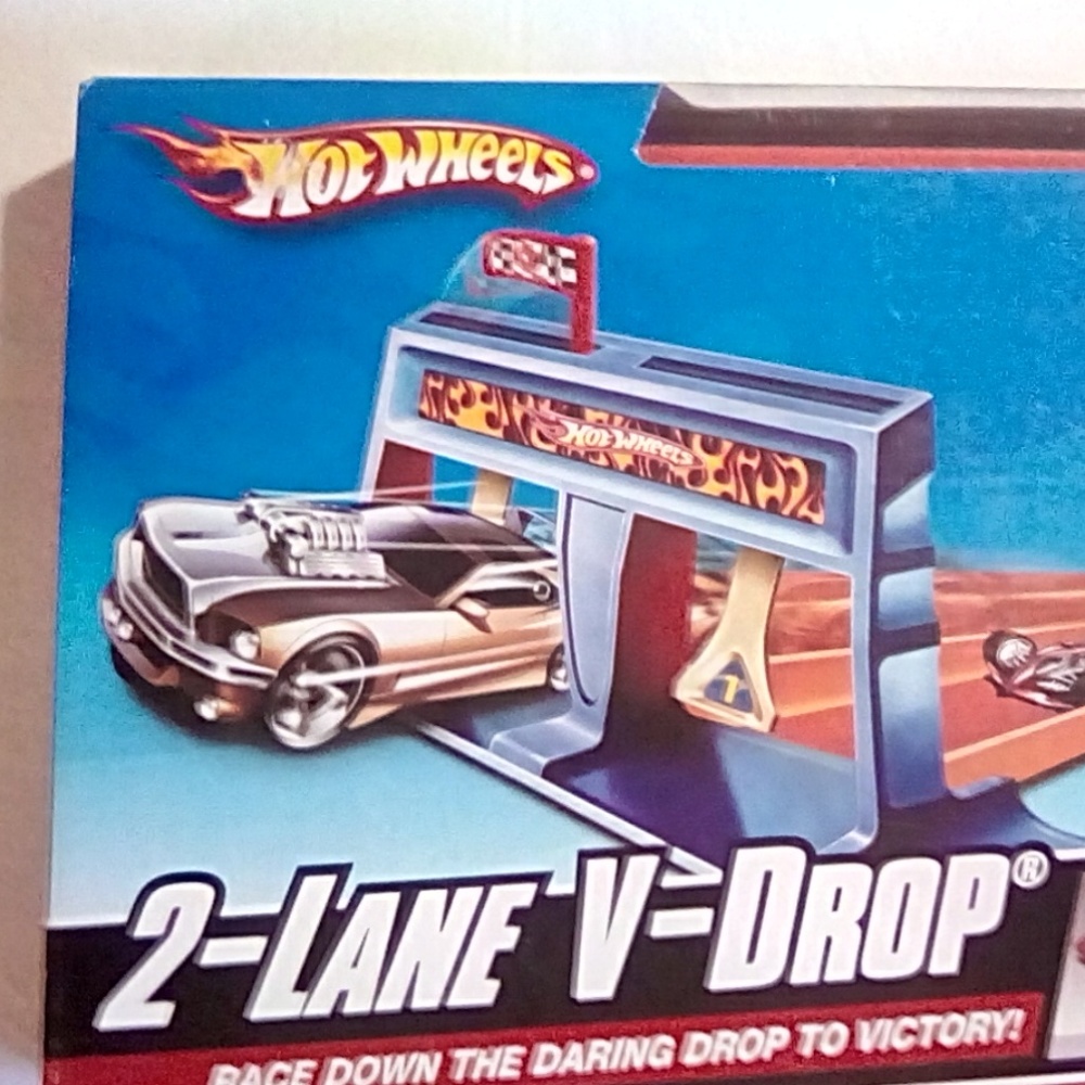 NIB Hot Wheels 2-Lane V-Drop